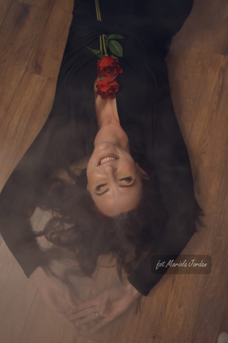 Kobiece sesje zdjęciowe w studio – odkryj swoją siłę i piękno