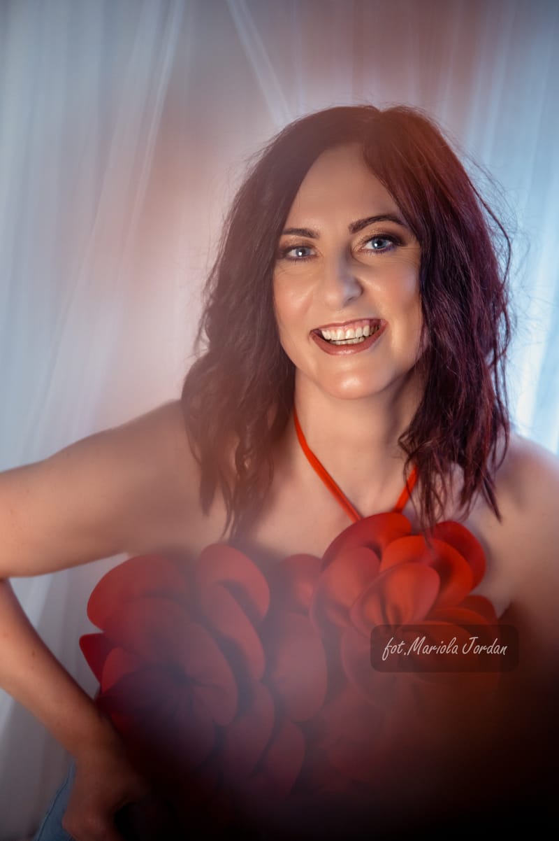 Kobiece sesje zdjęciowe w studio – odkryj swoją siłę i piękno