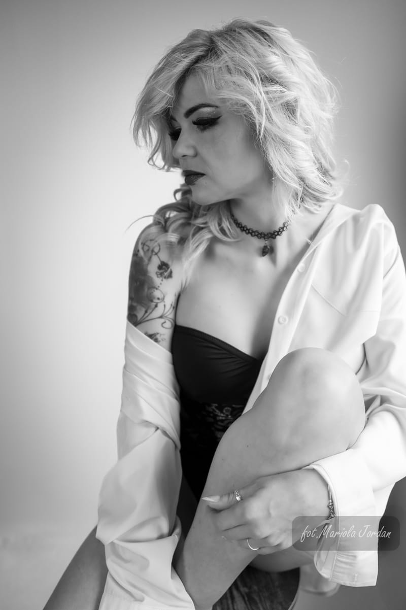 Kobiece sesje zdjęciowe w studio – odkryj swoją siłę i piękno