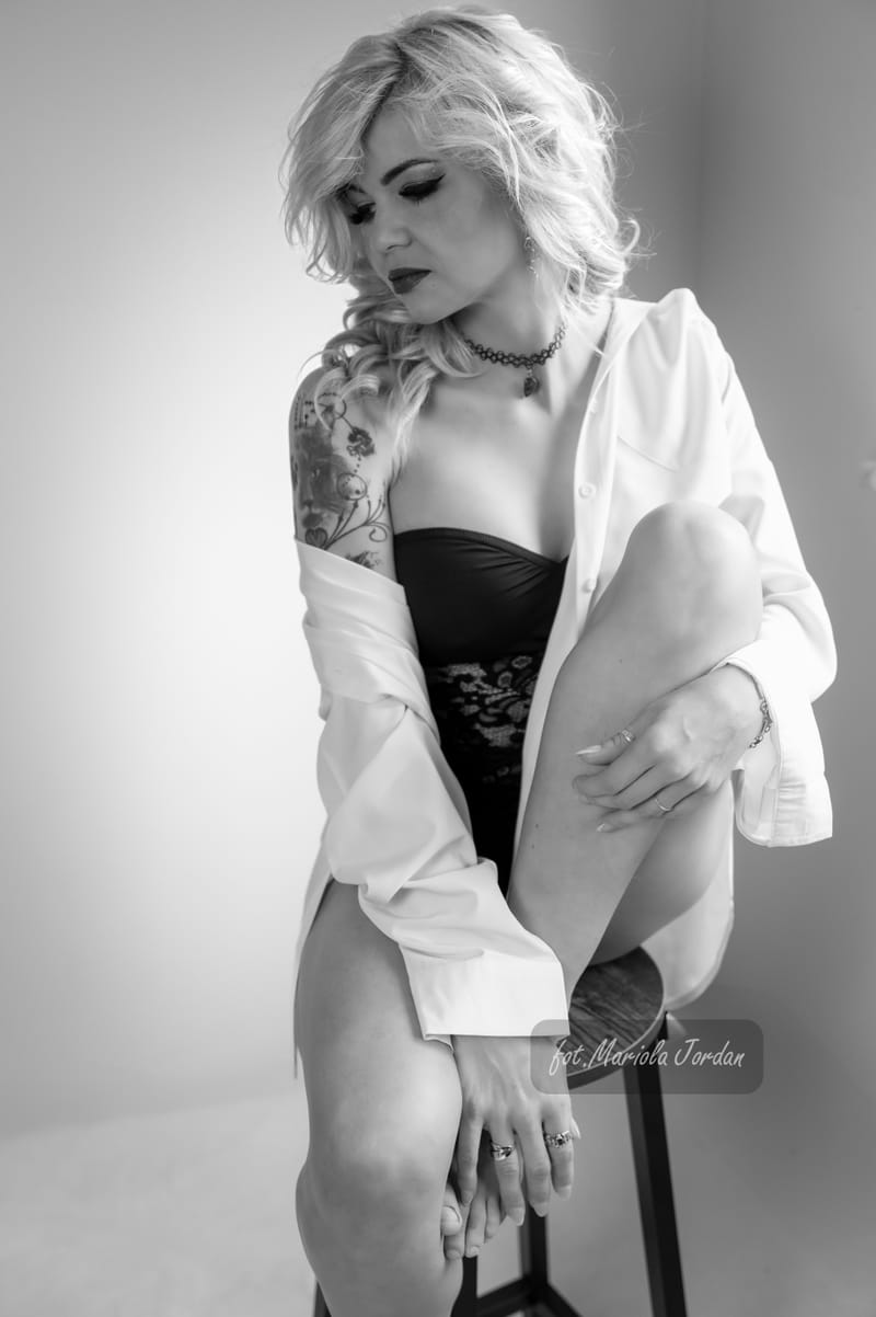 Kobiece sesje zdjęciowe w studio – odkryj swoją siłę i piękno