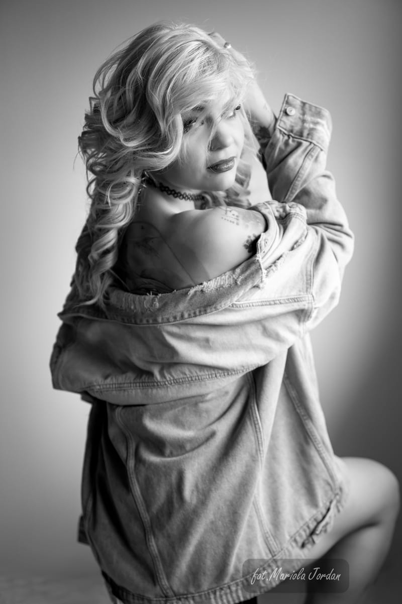 Kobiece sesje zdjęciowe w studio – odkryj swoją siłę i piękno