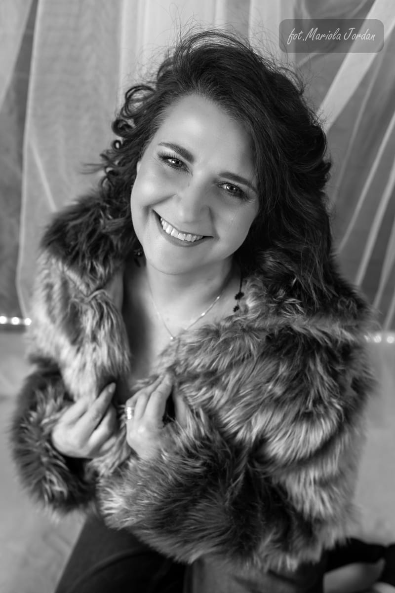 Kobiece sesje zdjęciowe w studio – odkryj swoją siłę i piękno