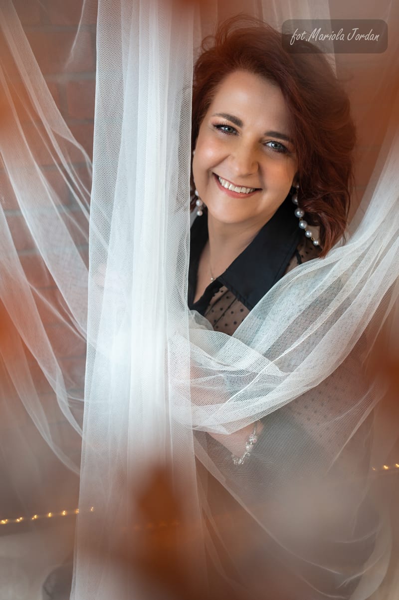 Kobiece sesje zdjęciowe w studio – odkryj swoją siłę i piękno