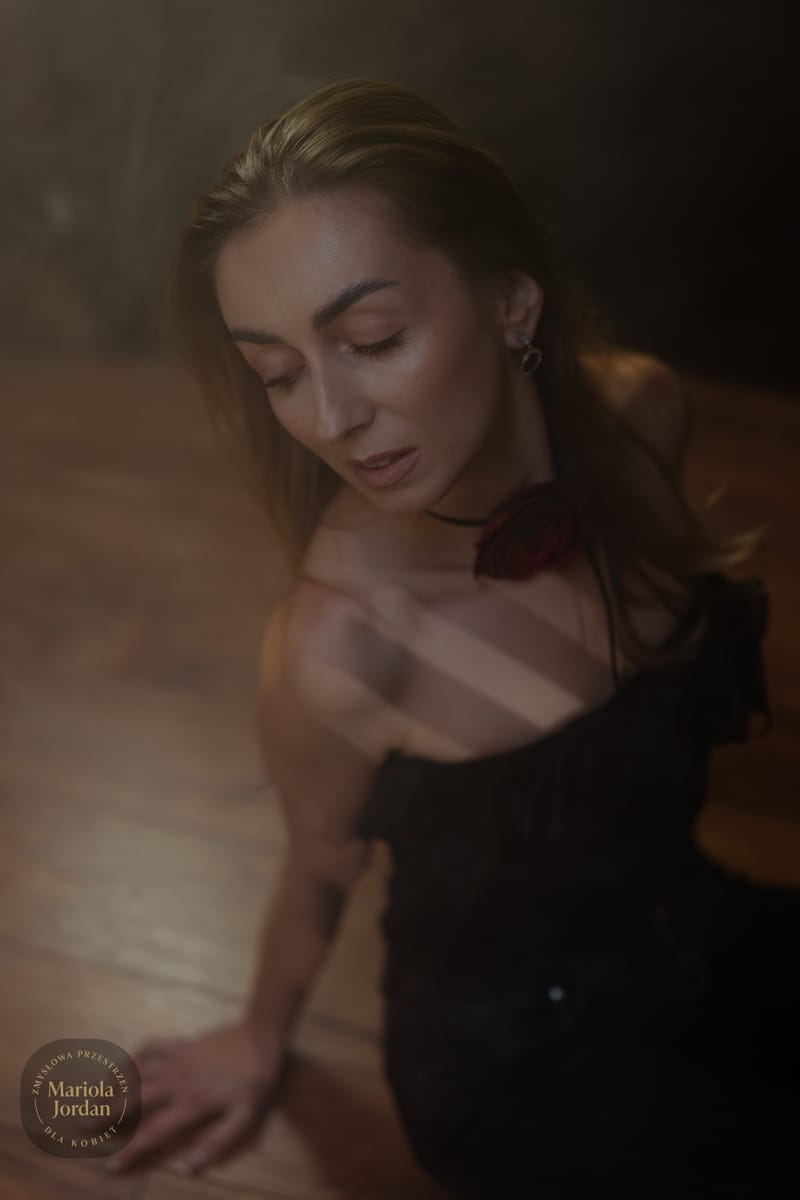 Kobiece sesje zdjęciowe w studio – odkryj swoją siłę i piękno