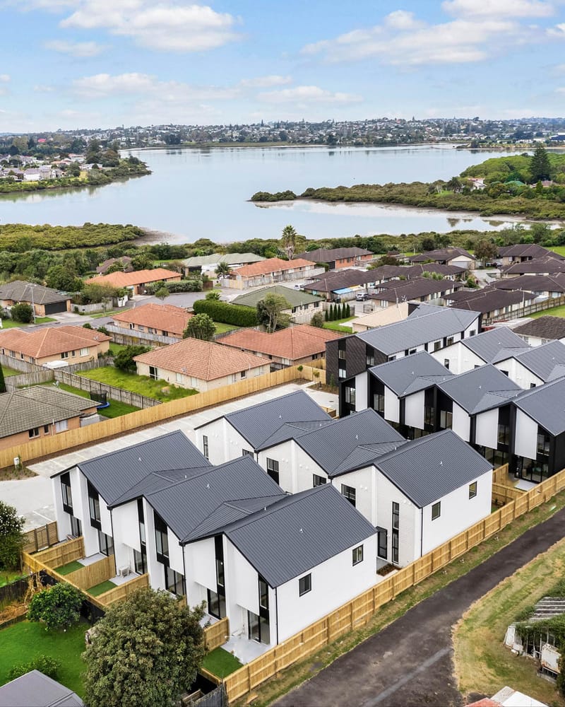 23/35 Convoy Lane, Otahuhu, NZ 1062 - Modern 2 bed 2 bath ensuite with parking