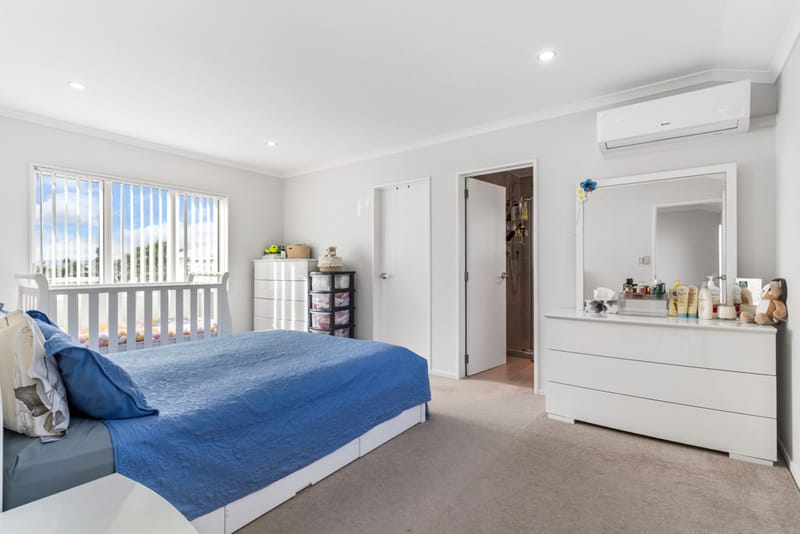 Modern 5 Bed, 3 Bath, Outdoor Deck, Double Int. Garage, Beach nearby