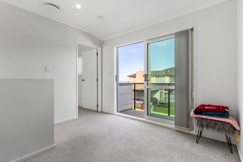 Modern 5 Bed, 3 Bath, Outdoor Deck, Double Int. Garage, Beach nearby