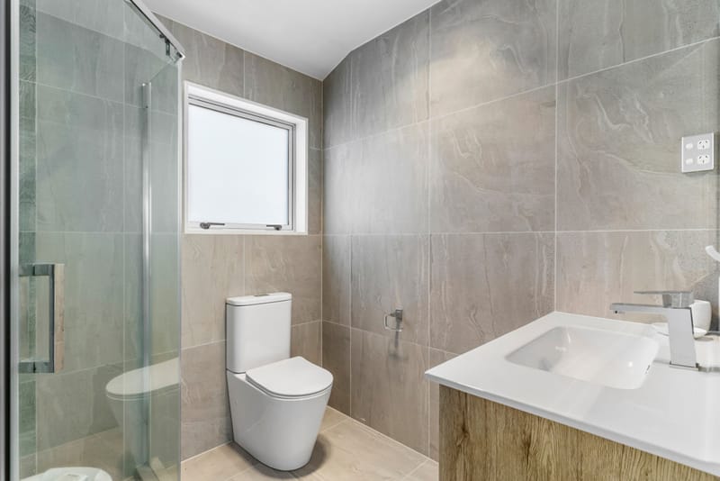 Modern 5 Bed, 3 Bath, Outdoor Deck, Double Int. Garage, Beach nearby