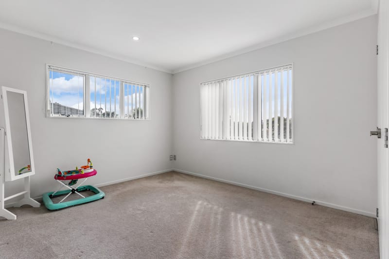 Modern 5 Bed, 3 Bath, Outdoor Deck, Double Int. Garage, Beach nearby