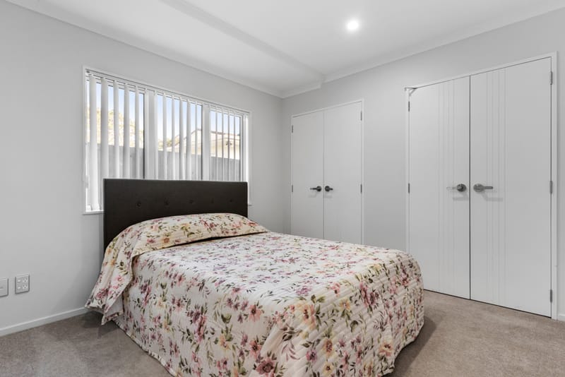 Modern 5 Bed, 3 Bath, Outdoor Deck, Double Int. Garage, Beach nearby