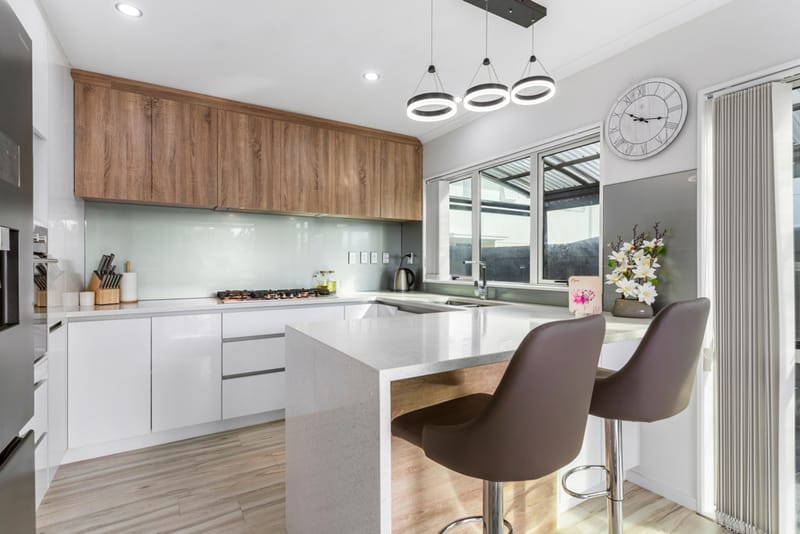 Modern 5 Bed, 3 Bath, Outdoor Deck, Double Int. Garage, Beach nearby