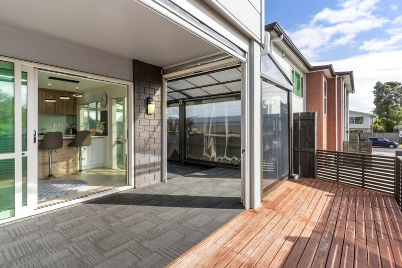 Modern 5 Bed, 3 Bath, Outdoor Deck, Double Int. Garage, Beach nearby