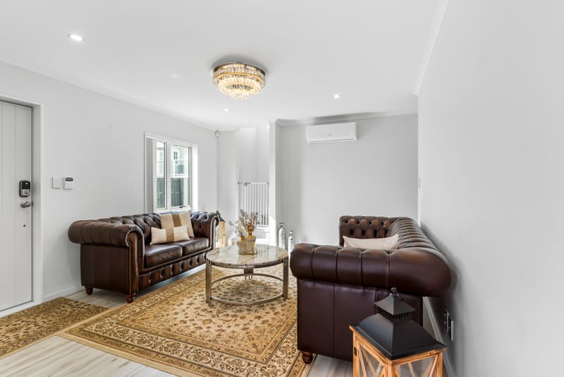 Modern 5 Bed, 3 Bath, Outdoor Deck, Double Int. Garage, Beach nearby