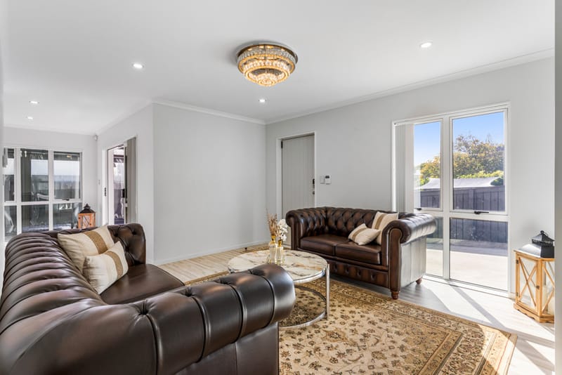 Modern 5 Bed, 3 Bath, Outdoor Deck, Double Int. Garage, Beach nearby