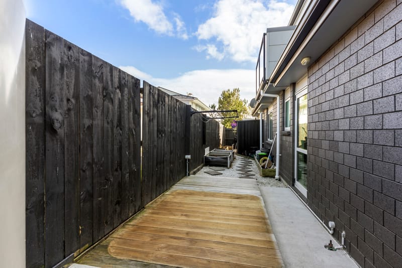 Modern 5 Bed, 3 Bath, Outdoor Deck, Double Int. Garage, Beach nearby