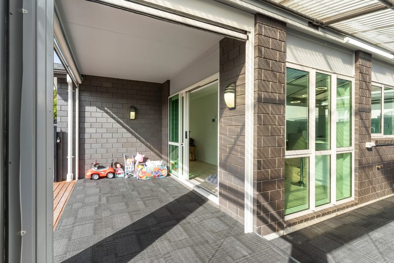 Modern 5 Bed, 3 Bath, Outdoor Deck, Double Int. Garage, Beach nearby