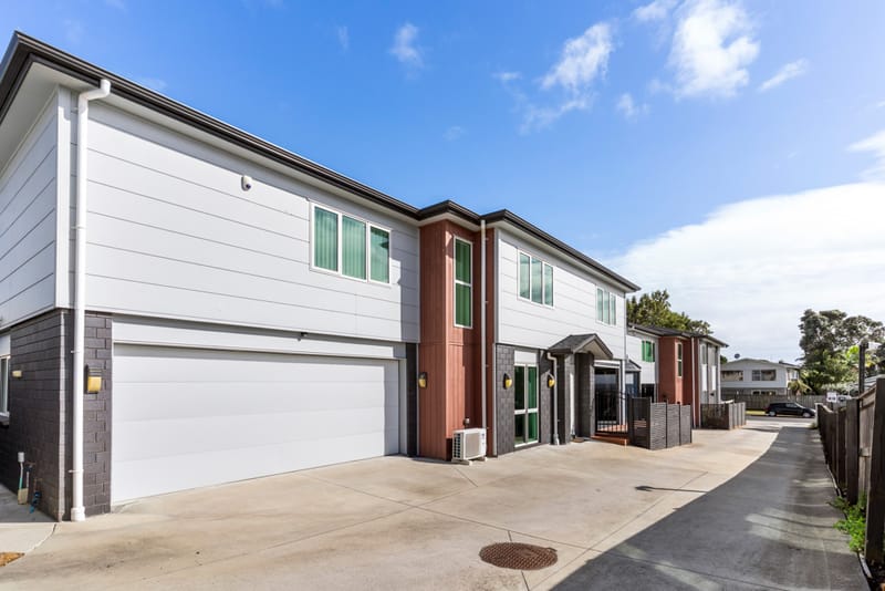 Modern 5 Bed, 3 Bath, Outdoor Deck, Double Int. Garage, Beach nearby