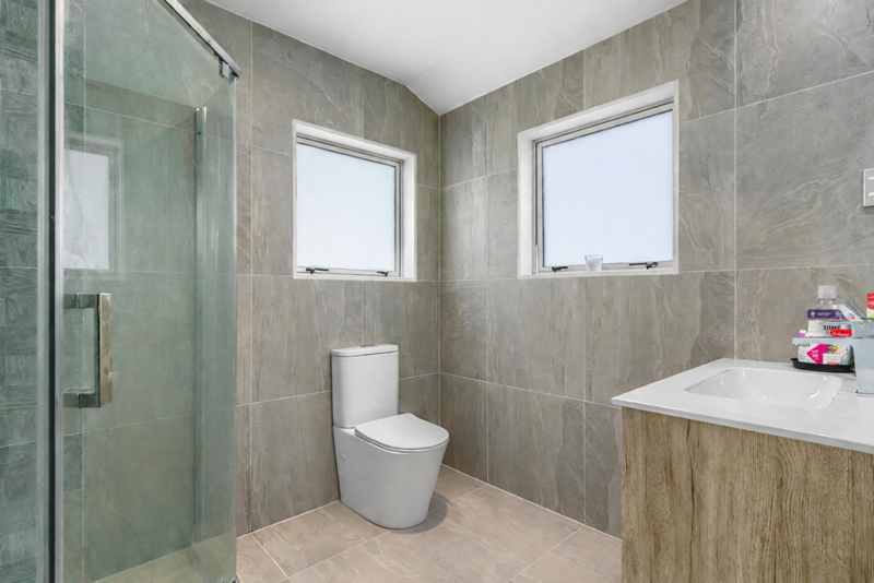 Modern 5 Bed, 3 Bath, Outdoor Deck, Double Int. Garage, Beach nearby