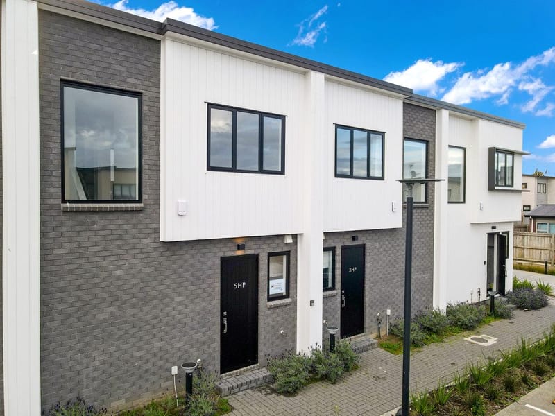 Modern 2 Bed, 1.5 Bath, Parking + Location
