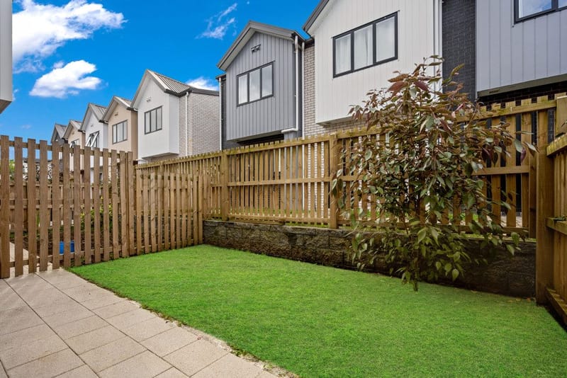 Modern 2 Bed, 1.5 Bath, Parking + Location