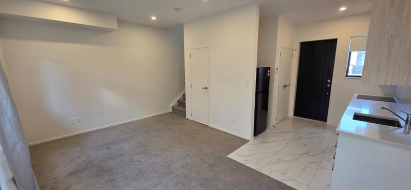 Modern 2 Bed, 1.5 Bath, Parking + Location