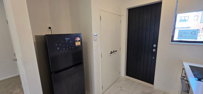 Modern 2 Bed, 1.5 Bath, Parking + Location