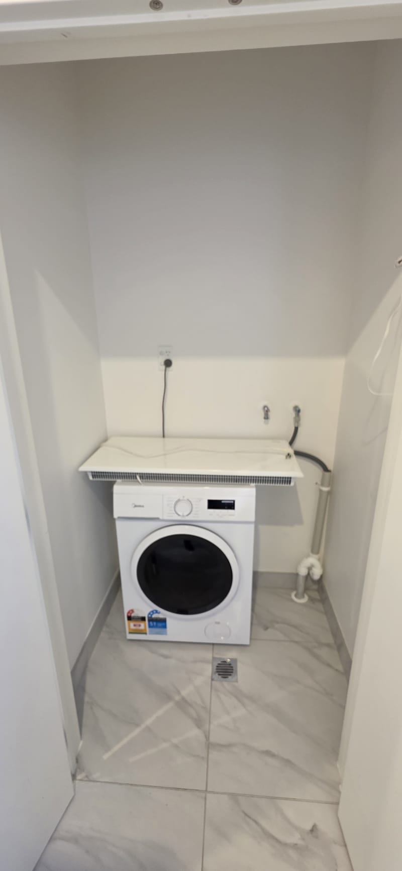 Modern 2 Bed, 1.5 Bath, Parking + Location
