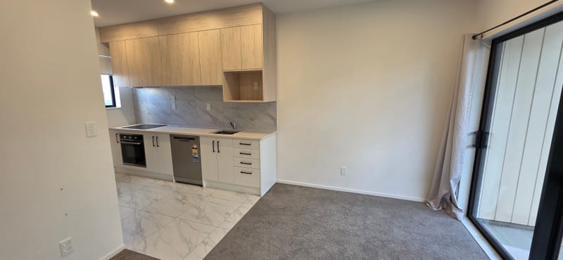 Modern 2 Bed, 1.5 Bath, Parking + Location