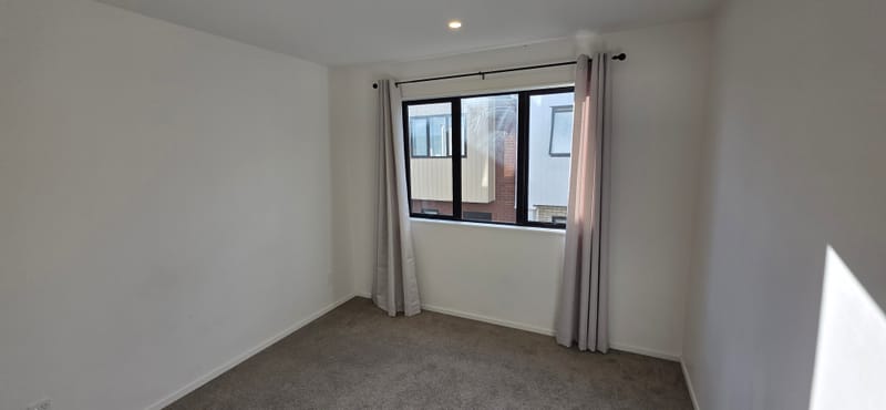 Modern 2 Bed, 1.5 Bath, Parking + Location