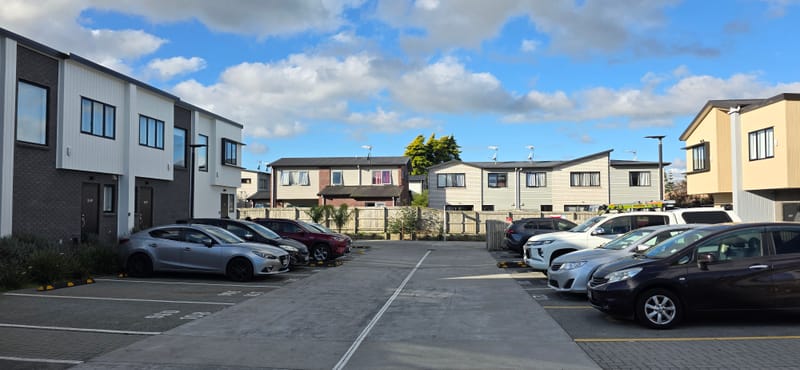 Modern 2 Bed, 1.5 Bath, Parking + Location