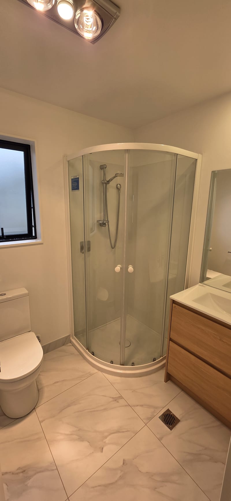 Modern 2 Bed, 1.5 Bath, Parking + Location