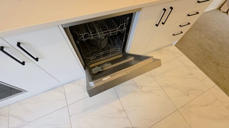 Modern 2 Bed, 1.5 Bath, Parking + Location