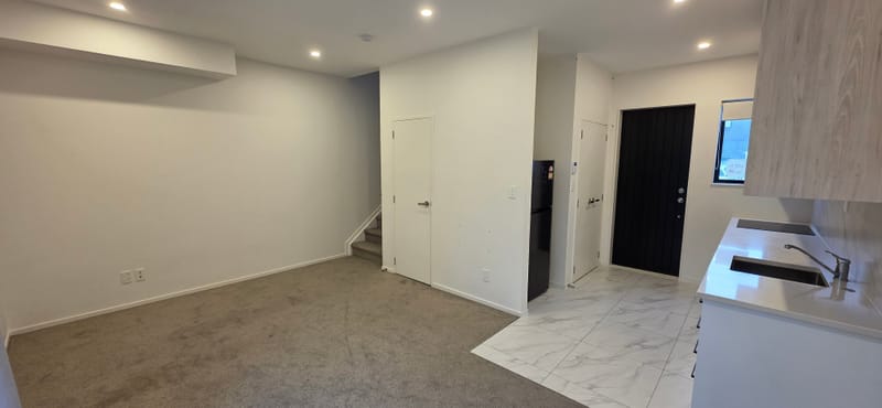 Modern 2 Bed, 1.5 Bath, Parking + Location