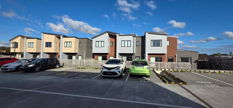 Modern 2 Bed, 1.5 Bath, Parking + Location