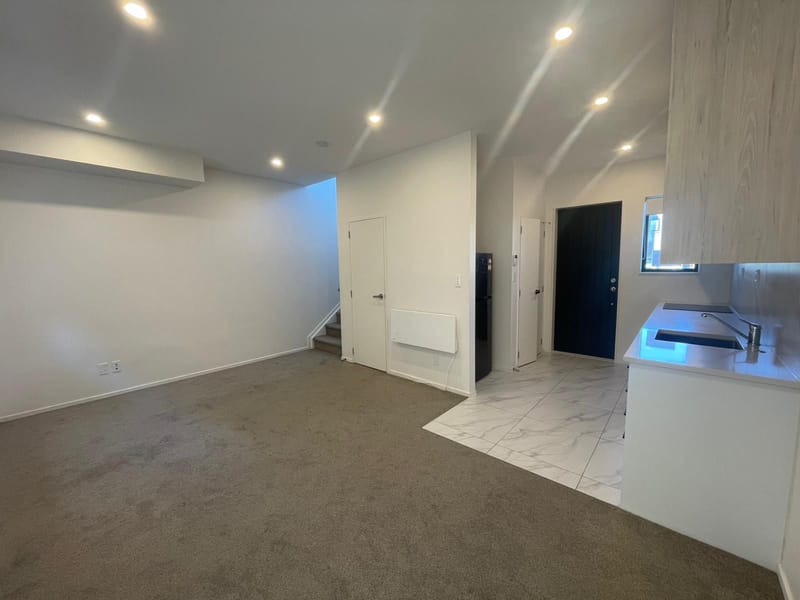 Modern 2 Bed, 1.5 Bath, Parking + Location
