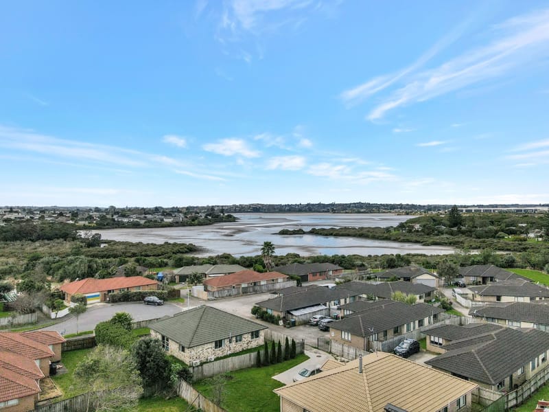 Corner End Unit 2 Bed, 2 Bath Private Outdoor Living 1 Carpark