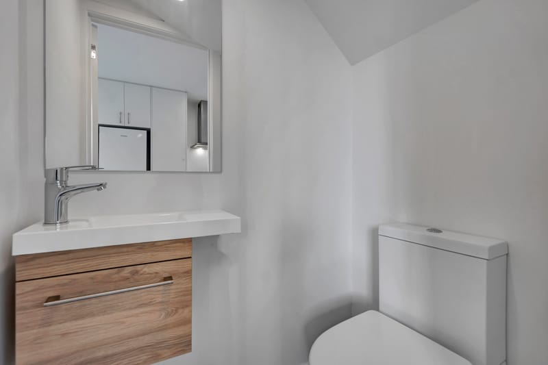 Corner End Unit 2 Bed, 2 Bath Private Outdoor Living 1 Carpark