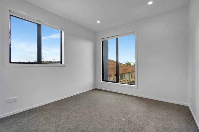 Corner End Unit 2 Bed, 2 Bath Private Outdoor Living 1 Carpark