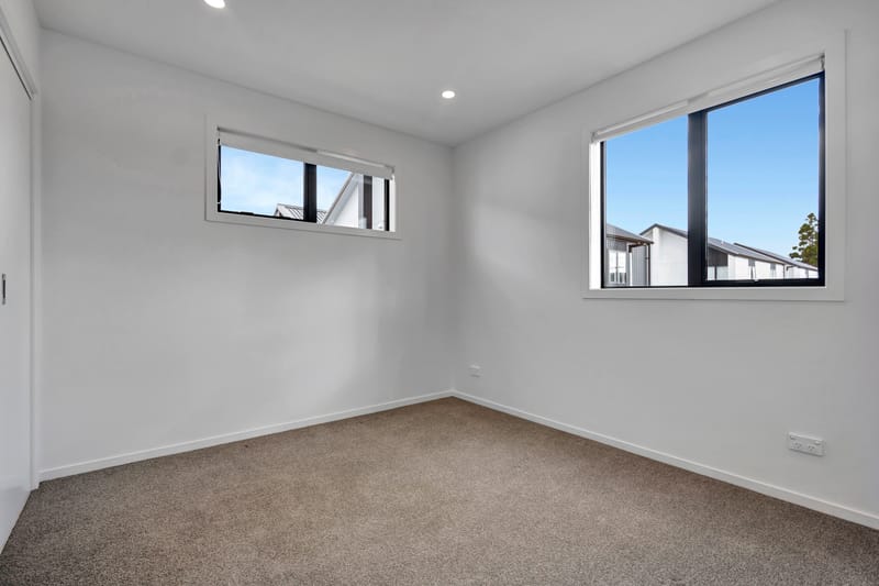 Corner End Unit 2 Bed, 2 Bath Private Outdoor Living 1 Carpark