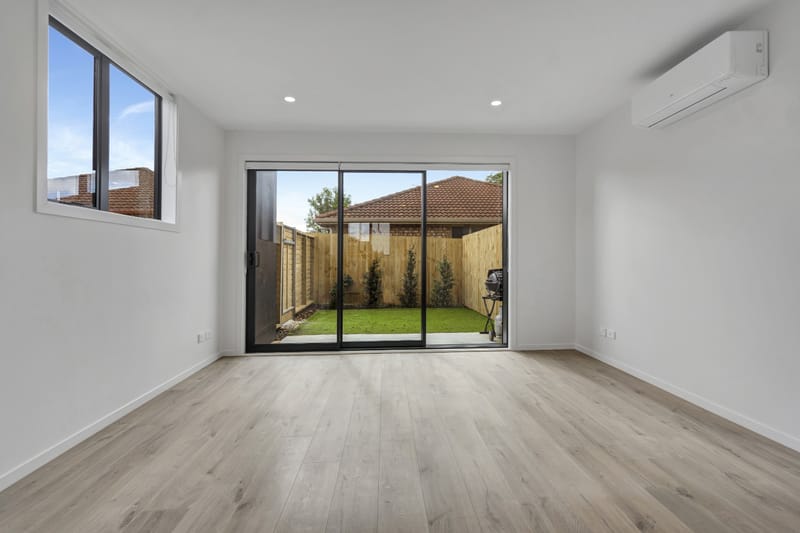 Corner End Unit 2 Bed, 2 Bath Private Outdoor Living 1 Carpark