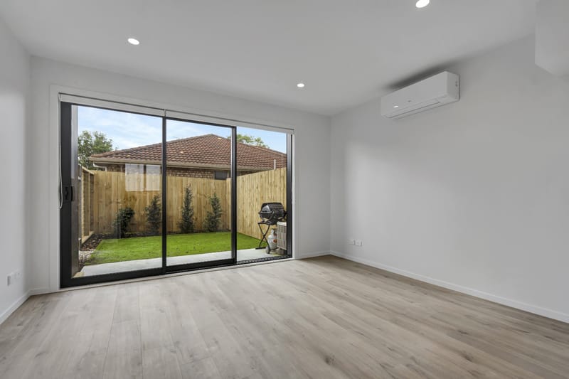 Corner End Unit 2 Bed, 2 Bath Private Outdoor Living 1 Carpark