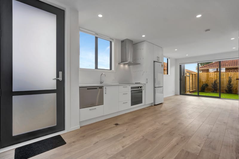 Corner End Unit 2 Bed, 2 Bath Private Outdoor Living 1 Carpark