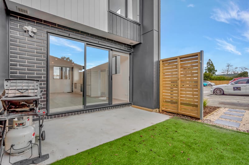 Corner End Unit 2 Bed, 2 Bath Private Outdoor Living 1 Carpark