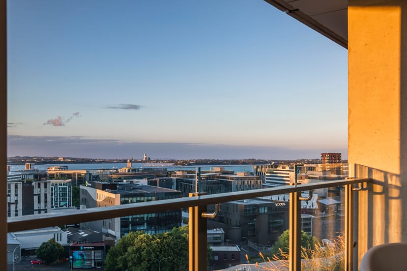 Modern 2 Bed Apartment, Harbour Views + Parking