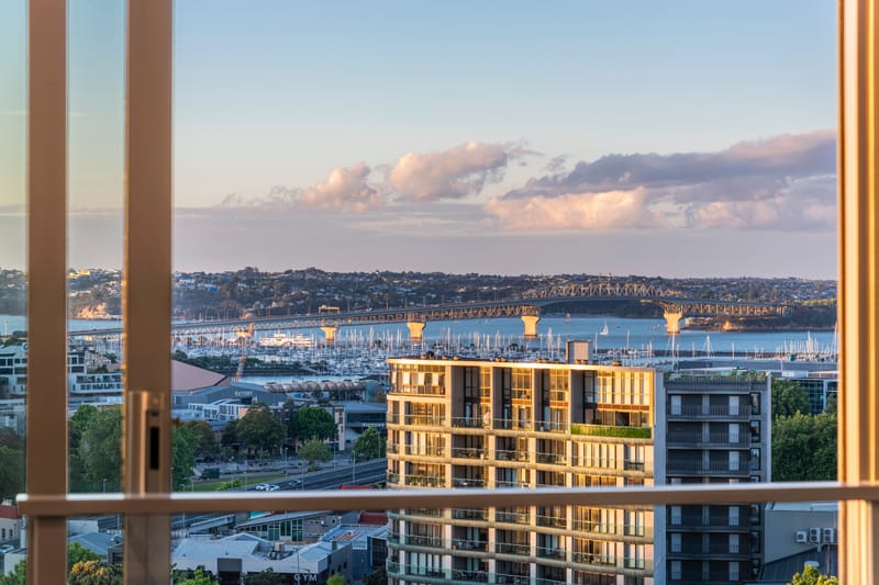 Modern 2 Bed Apartment, Harbour Views + Parking