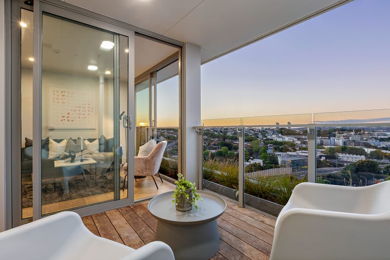 Modern 2 Bed Apartment, Harbour Views + Parking