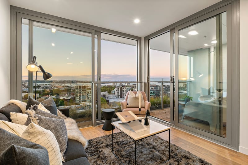 Modern 2 Bed Apartment, Harbour Views + Parking
