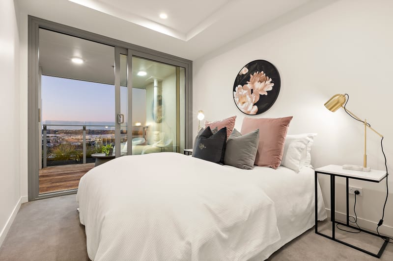 Modern 2 Bed Apartment, Harbour Views + Parking