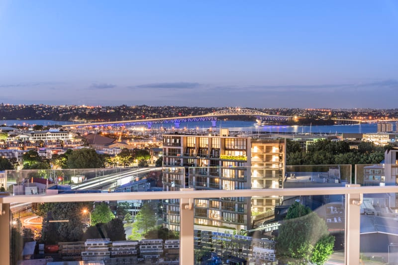 Modern 2 Bed Apartment, Harbour Views + Parking