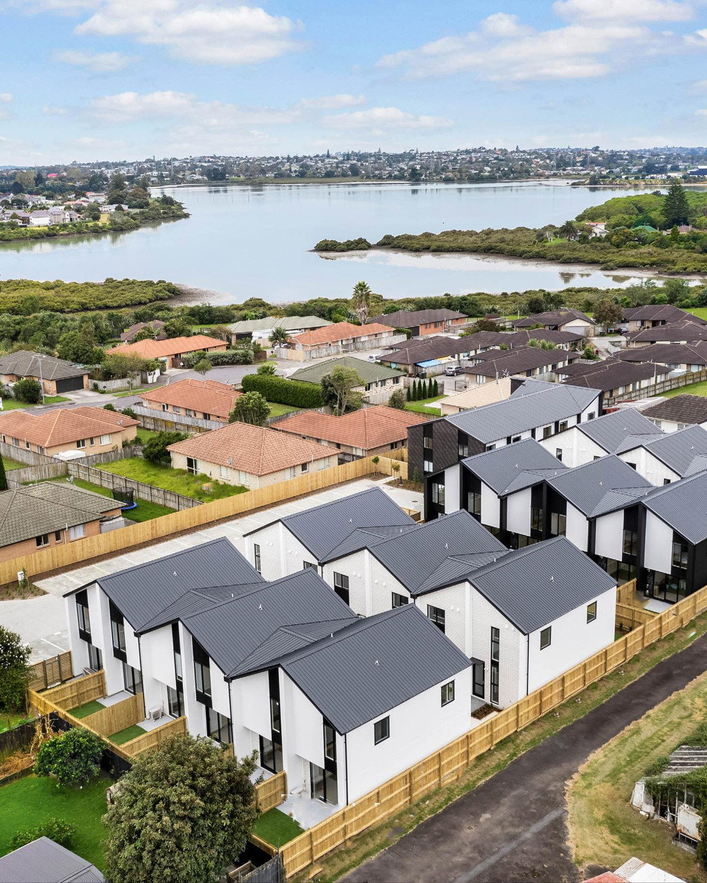 23/35 Convoy Lane, Otahuhu, NZ 1062 - Modern 2 bed 2 bath ensuite with parking